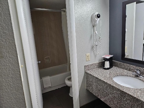 Econo Lodge Biltmore image 1