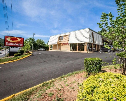 Econo Lodge Biltmore image 11