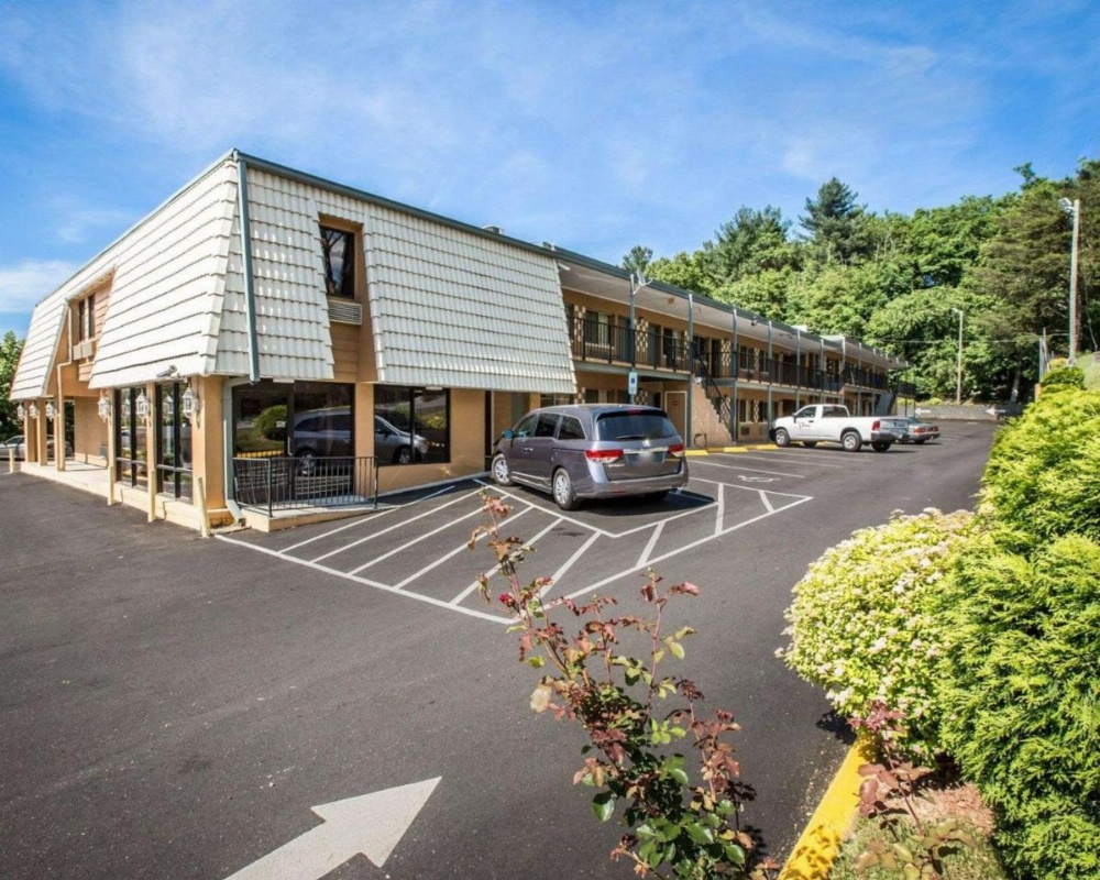 Econo Lodge Biltmore Image 13