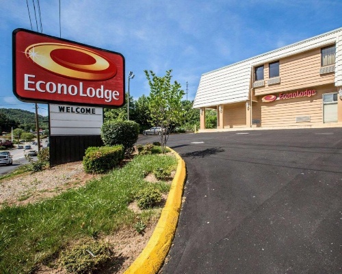 Econo Lodge Biltmore image 17