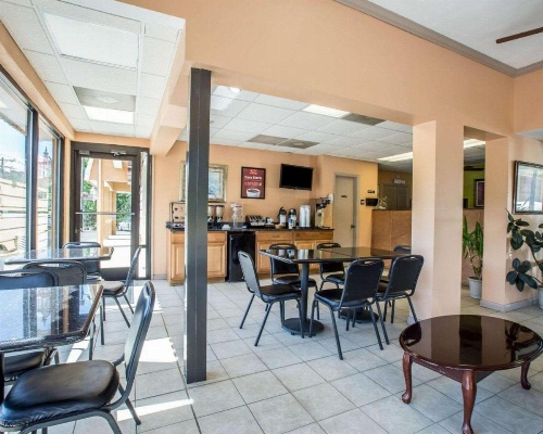 Econo Lodge Biltmore image 8